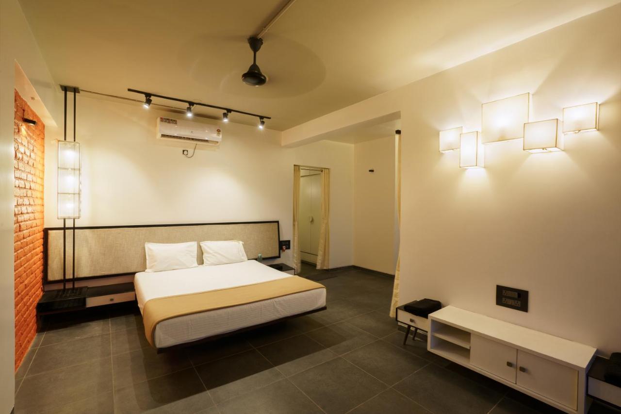 Grey Stone - Lakefront Penthouse Family Rooms Kolhapur Ngoại thất bức ảnh