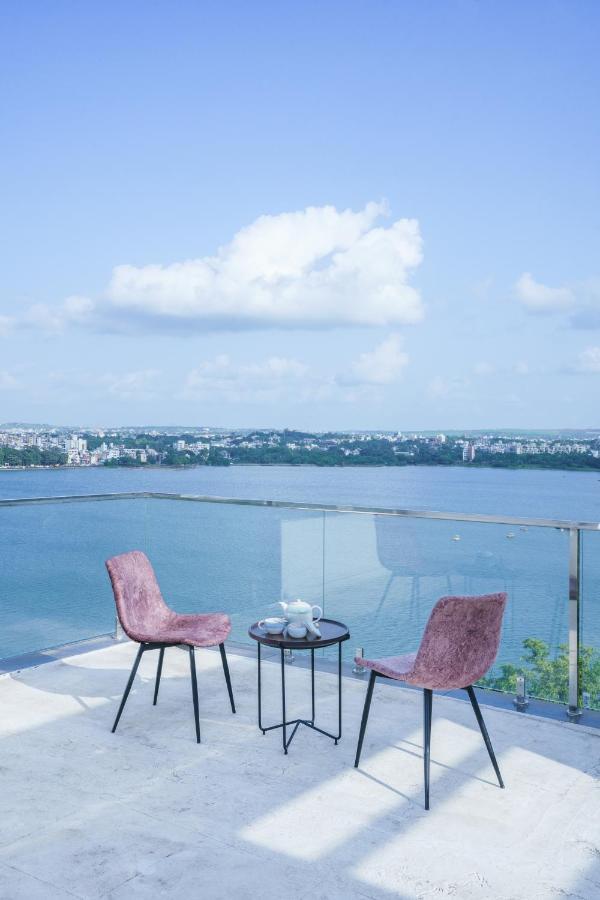 Grey Stone - Lakefront Penthouse Family Rooms Kolhapur Ngoại thất bức ảnh