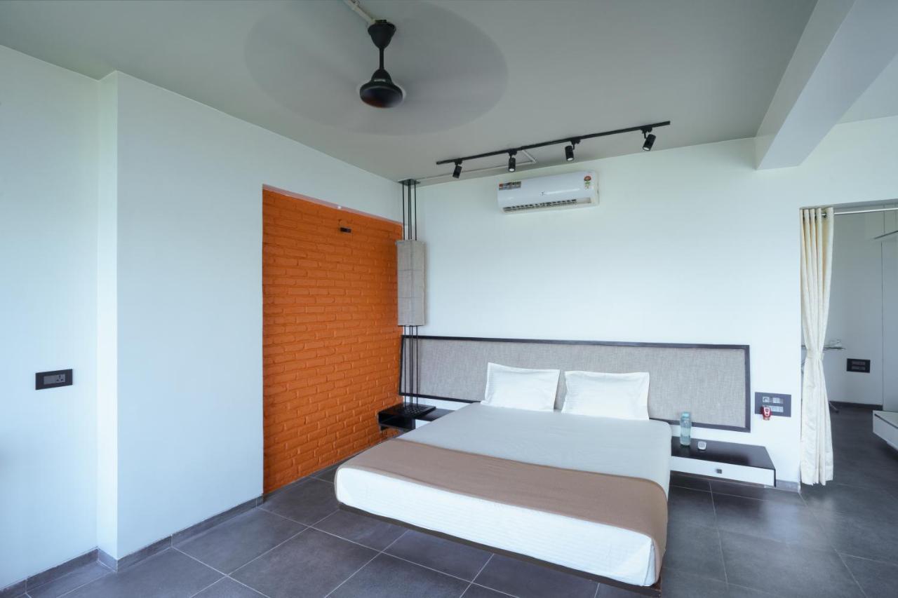 Grey Stone - Lakefront Penthouse Family Rooms Kolhapur Ngoại thất bức ảnh