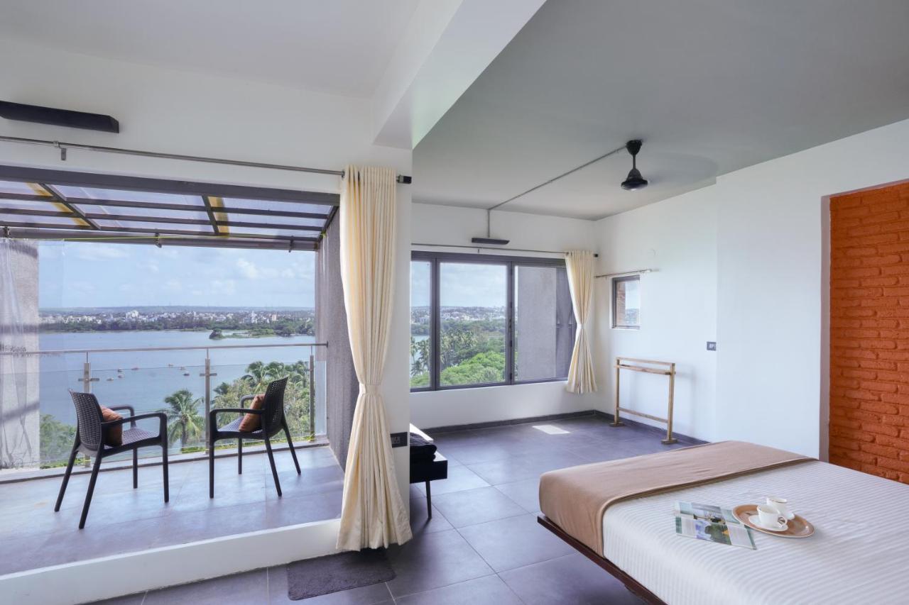 Grey Stone - Lakefront Penthouse Family Rooms Kolhapur Ngoại thất bức ảnh