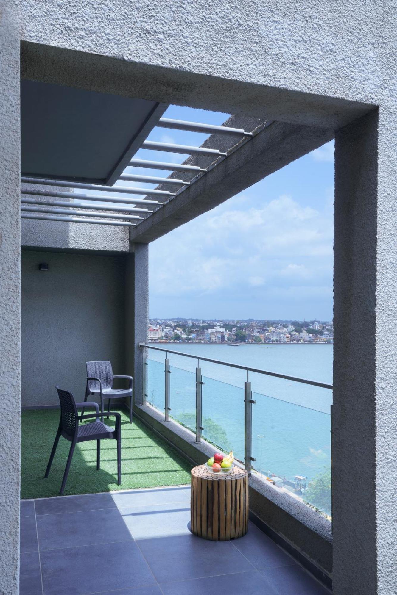 Grey Stone - Lakefront Penthouse Family Rooms Kolhapur Ngoại thất bức ảnh