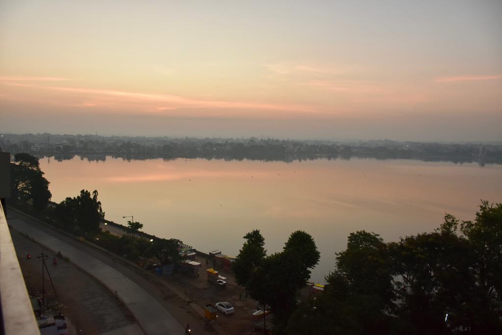 Grey Stone - Lakefront Penthouse Family Rooms Kolhapur Ngoại thất bức ảnh